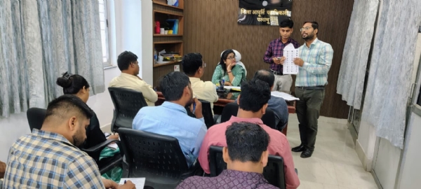बैठक करती निर्वाचक निबंधन पदाधिकारी प्रीति किस्कू