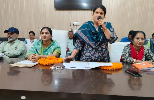 जमालपुर क्षेत्र पंचायत कि बैठक मे जानकारी देती बीडीओ रक्षिता सिंह जमालपुर क्षेत्र पंचायत कि बैठक मे जानकारी देती बीडीओ रक्षिता सिंह