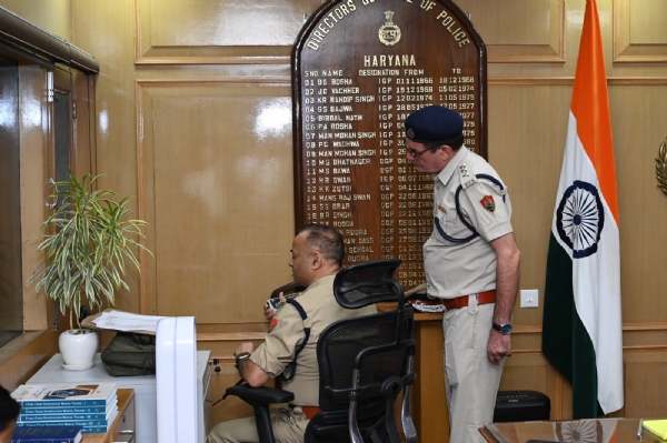 हरियाणा पुलिस महानिदेशक ओपी सिंह वायरलैस पर पुलिस अधिकारियाें काे संबाेधित करते हुए