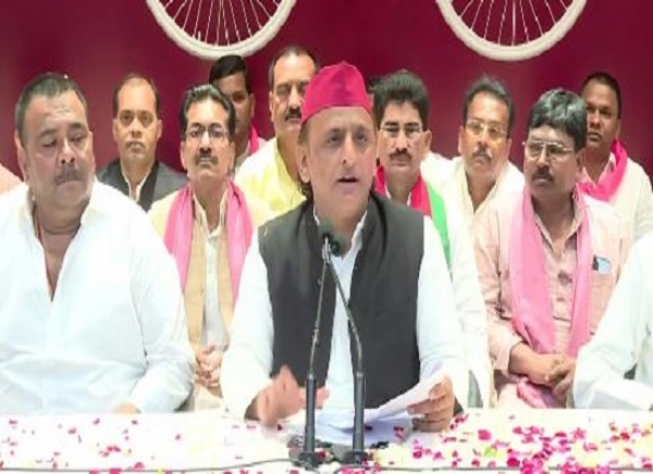 अखिलेश यादव पत्रकाराें काे संबाेधित करते हुए।