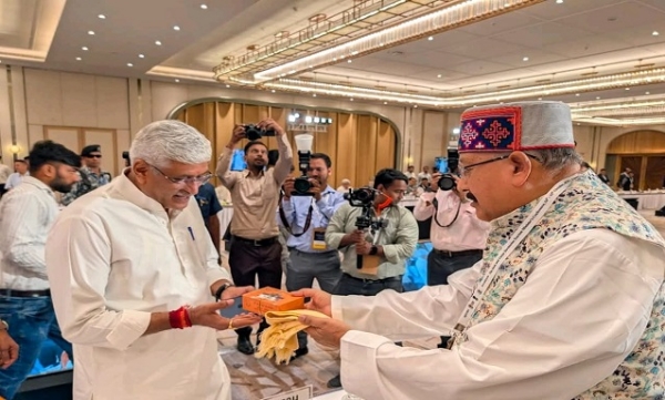 पर्यटन मंत्री सतपाल महाराज केन्द्रीय मंत्री गजेन्द्र सिंह शेखावत से उदयपुर राजस्थान में भेंट करते।