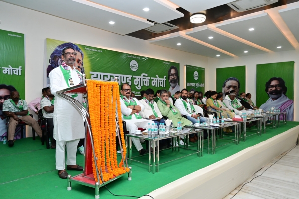 मुख्यमंत्री बैठक को संबोधित करते हुए मुख्यमंत्री बैठक को संबोधित करते हुए