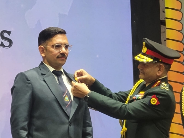 गौरव शर्मा को सेना प्रमुख सम्मानित करते हुए। गौरव शर्मा को सेना प्रमुख सम्मानित करते हुए।