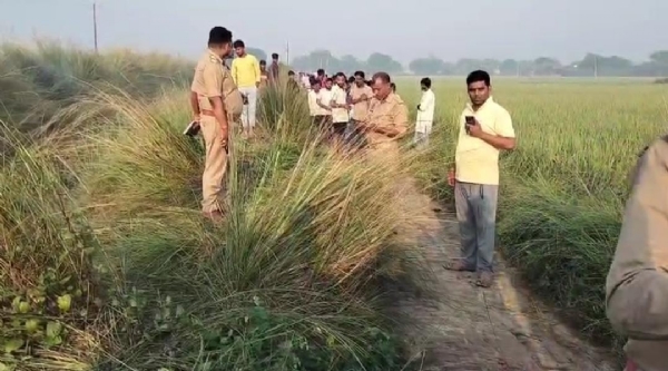 प्रयागराज: नहर में किशोर का शव मिलने के बाद घटनास्थल पर लगी भीड़ का छाया चित्र