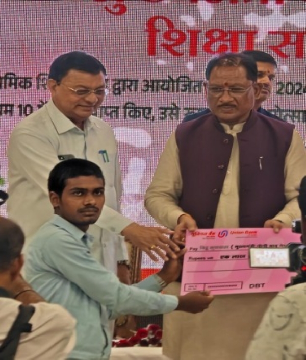 मुख्यमंत्री नोनी बाबू मेधावी शिक्षा सहायता योजना से बिट्टू का संवर रहा भविष्य मुख्यमंत्री नोनी बाबू मेधावी शिक्षा सहायता योजना से बिट्टू का संवर रहा भविष्य