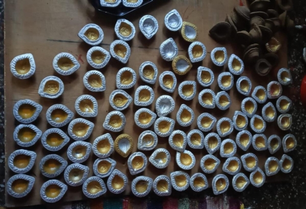 खिरसू के ग्राम चमराडा की महिलाओं ने गाय की गोबर से तैयार किए दीए