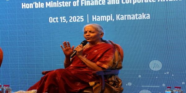 पीएमआईएस के प्रशिक्षुओं के साथ बातचीत करते वित्‍त मंत्री