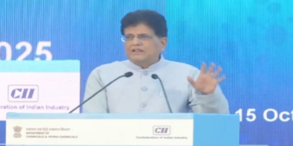 रसायन एवं पेट्रोरसायन उद्योग के प्रतिनिधियों को संबोधित करते पीयूष गोयल