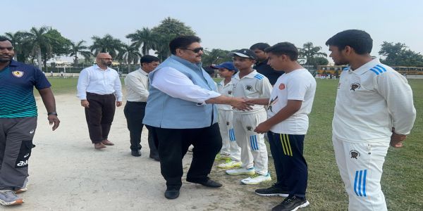 इंटर स्कूल क्रिकेट टूर्नामेंट में  खिलाड़ियों से परिचय लेते मुख्य अतिथि।