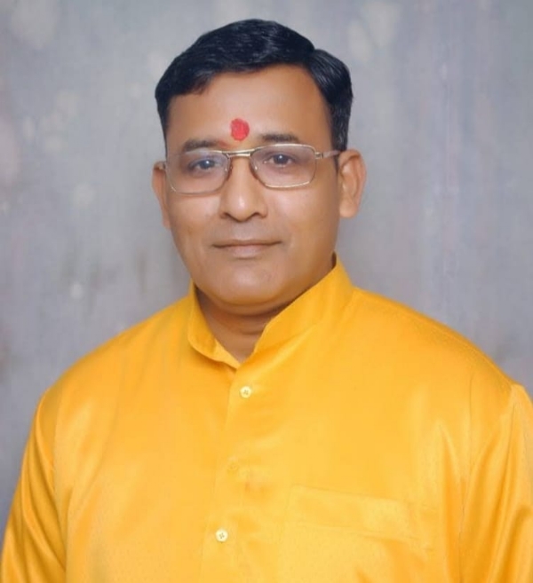 श्री हरि ज्योतिष संस्थान लाइनपार के संचालक ज्योतिषाचार्य पंडित सुरेंद्र कुमार शर्मा।