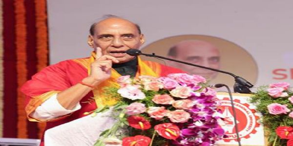 फोटो: पुणे में सिम्बायोसिस स्किल्स एंड प्रोफेशनल यूनिवर्सिटी के दीक्षांत समारोह को संबोधित करते हुए रक्षा मंत्री राजनाथ सिंह
