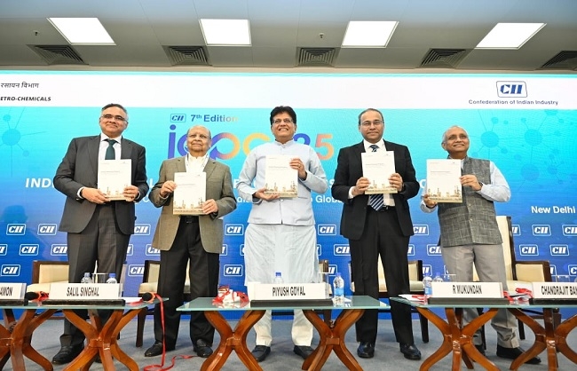 रसायन एवं पेट्रोरसायन उद्योग के प्रतिनिधियों को संबोधित करते पीयूष गोयल
