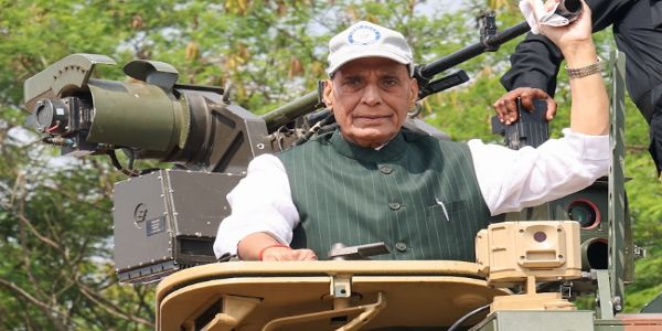 जोरावर टैंक पर सवार हुए रक्षा मंत्री