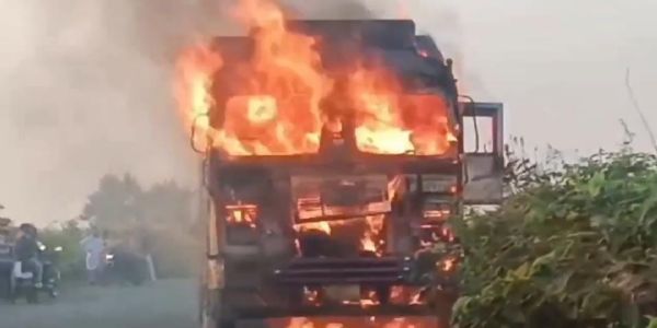 कोयला लदे वाहन में लगी आग, चालक की सूझबूझ से टला बड़ा हादसा