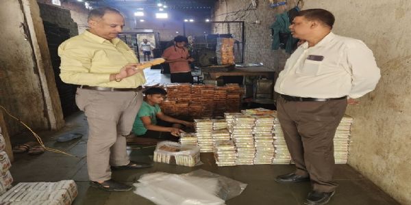 दीपावली पर मिलावटखोरों पर खाद्य विभाग का शिकंजा, 1300 किलो रस्क सीज, 50 किलो मिठाई नष्ट