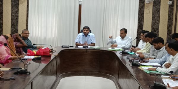 नगर पंचायतों के चौमुखी विकास पर जिलाधिकारी का दिया जोर