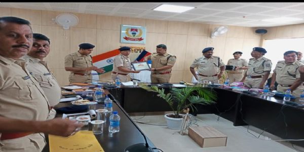 उग्रवादियों को मार गिराने वाले पुलिस अधिकारी और कर्मी सम्मानित