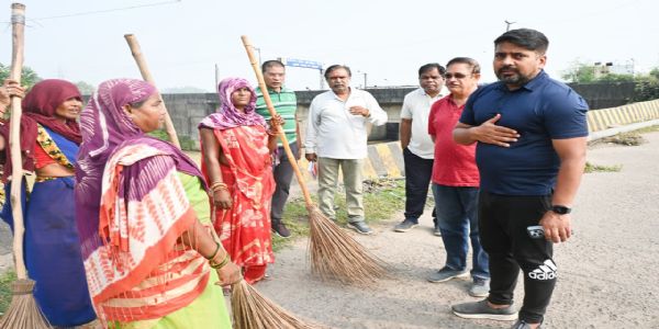 सफाई कामगार निर्धारित ड्रेस व सुरक्षा साधनों के साथ करें सफाई का कार्य : आयुक्त