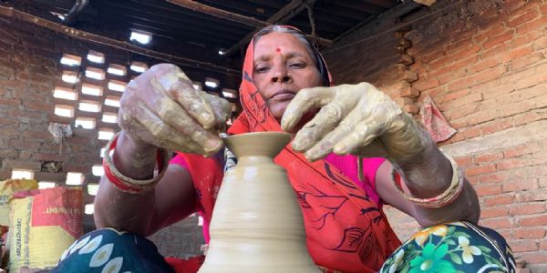 मिट्टी के संकट से जूझने के बाद भी प्रकाश पर्व पर कुम्हार उम्मीदों की लौ जलाये चाक तेजी से घुमा रहे