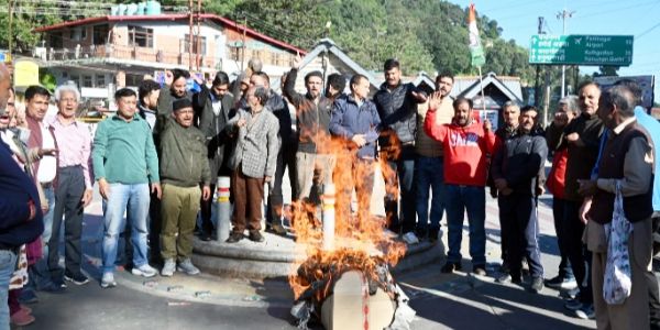 कांग्रेस ने फूका नाबालिग से दुष्कर्म व अपहरण के आरोपित भाजयुमो नेता का पुतला