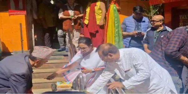मुख्यमंत्री ममता बनर्जी ने दार्जिलिंग के महाकाल मंदिर में की पूजा-अर्चना