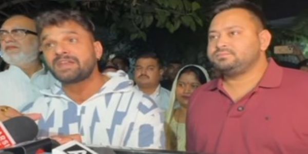 भोजपुरी सुपरस्टार खेसारी लाल यादव और उनकी पत्नी ने ग्रहण की राजद की सदस्यता