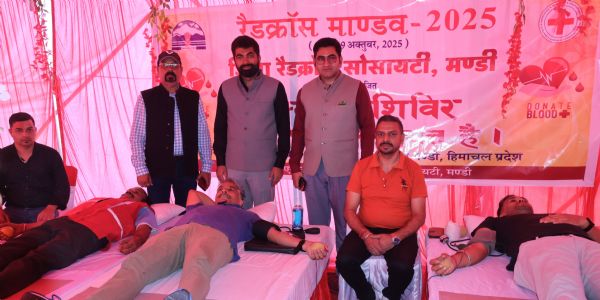 रेड क्रॉस शिविर में 69 लोगों ने किया रक्तदान