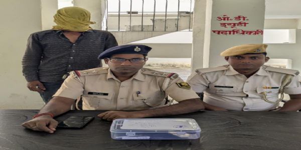 वॉट्सएप स्टेटस पर हथियार के साथ फोटो डालनेवाला युवक गिरफ्तार