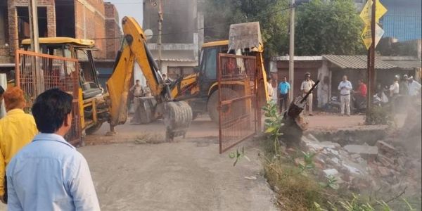 ग्वालियरः गिरवाई क्षेत्र में स्थित सात अवैध कॉलोनियों के खिलाफ कार्रवाई, ध्वस्त कराए अवैध निर्माण