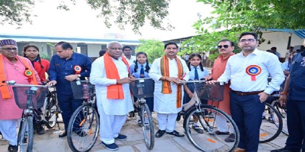 सरस्वती साइकिल वितरण योजना : साइकिल से शिक्षा की राह बनेगी आसानः केन्द्रीय राज्यमंत्री साहू
