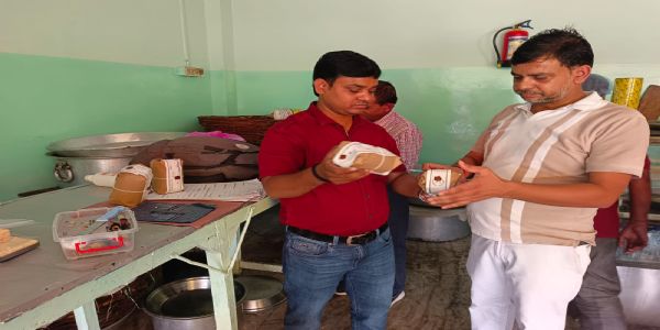 मिलावटी मिठाई और तेल पर कसा शिकंजा, खाद्य सुरक्षा विभाग ने लिए नमूने