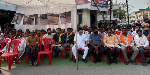 कोरबा : सभापति के नेतृत्व में सड़कों की दुर्दशा के खिलाफ नागरिकों का विशाल धरना प्रदर्शन