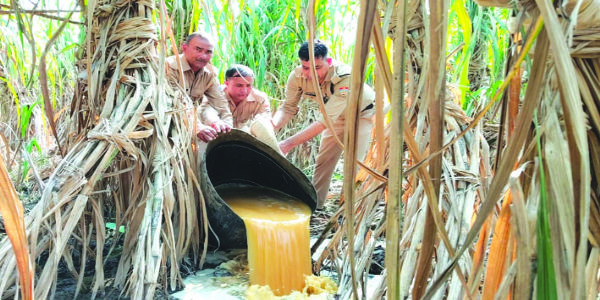 शराब पर पुलिस का बड़ा प्रहार, 3000 लीटर लाहन किया नष्ट