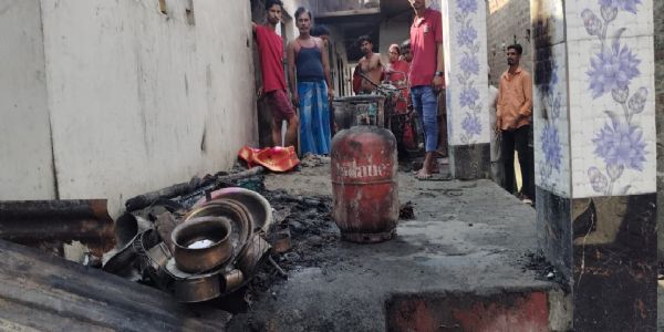 गैस रिसाव से लगी आग में तीन परिवार के घर जलकर राख