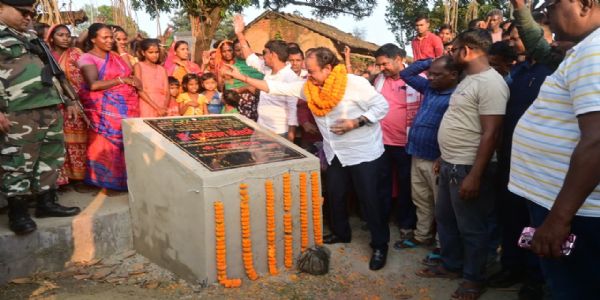 मंत्री ने सडक निर्माण कार्य का किया शिलान्यास कहा, हेमंत सरकार कर रही काम
