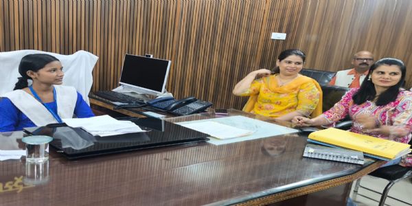 कुमारी रिया बनी एक दिन की सांकेतिक डीएम, आईएएस बनने का संकल्प