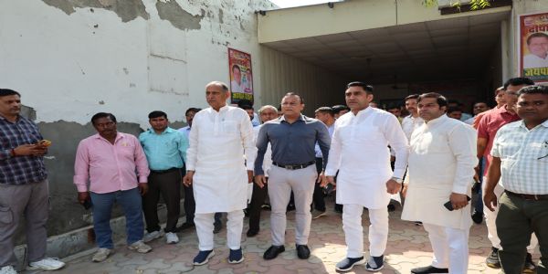 उप महापौर ने नरेला क्षेत्र के मुण्डका वार्ड का किया निरीक्षण एवं नागरिकों की शिकायतें सुनी