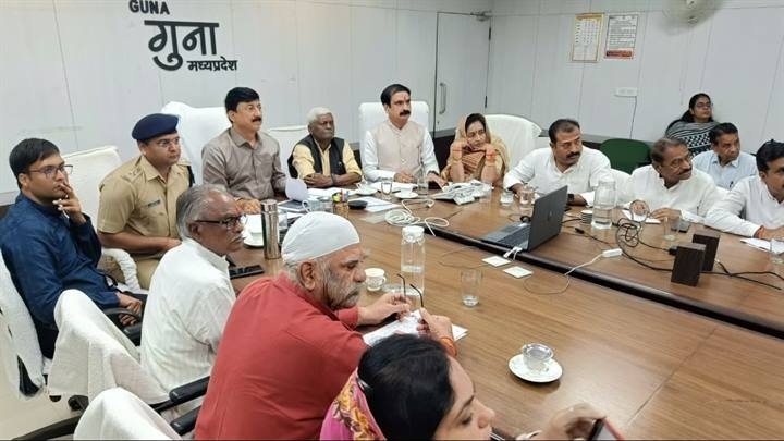 सिंधिया की बैठक में गुना कलेक्ट्रट में जुड़े अधिकारी और जनप्रतिनिधि