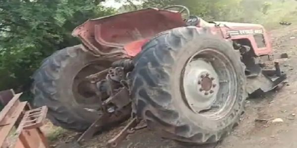 हादसे के बाद घटनास्थल पर ट्रैक्टर की तस्वीर