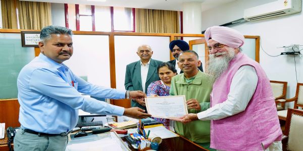 पंजाब विधानसभा के सचिव राजिंदर गुप्ता को प्रमाण पत्र सौंपते हुए
