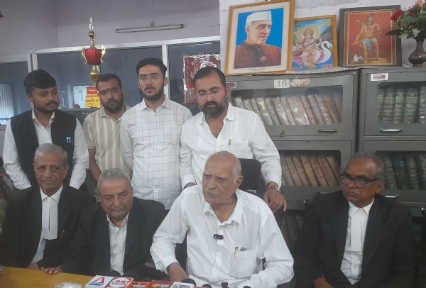 जानकारी देते एल्डर्स कमेटी के चेयरमैन जानकारी देते एल्डर्स कमेटी के चेयरमैन