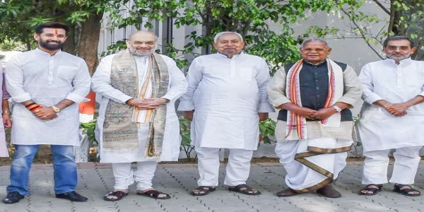 अमित शाह, नीतीश कुमार, चिराग, उपेंद्र और जीतन मांझी की फाइल फोटो एक साथ