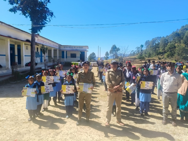 साइबर अपराध व नशे के दुष्प्रभाव को लेकर छात्र-छात्राओं पुलिस द्वारा जानकारी दी गई