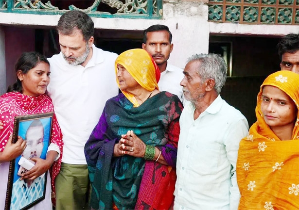 पीड़ित परिवार से मिलते कांग्रेस नेता राहुल गांधी