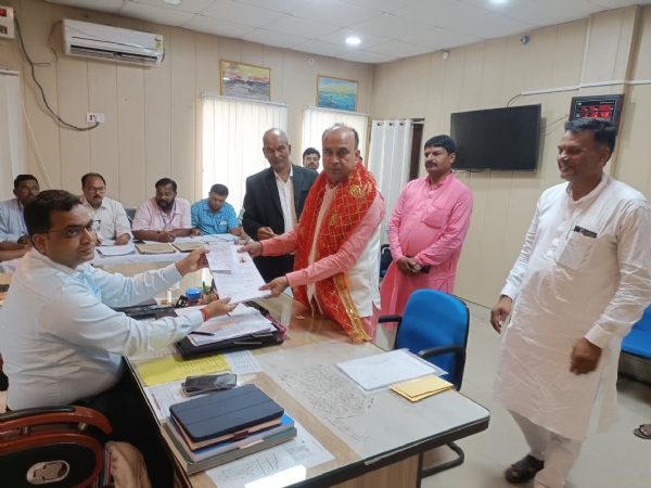 अररिया फोटो:फारबिसगंज से विद्यासागर केशरी नामांकन पर्चा दाखिल करते