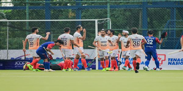 गोल करने के बाद खुशी मनाती भारतीय हॉकी टीम