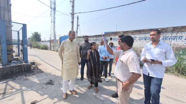 दिल्ली के उप महापौर जय भगवान यादव निरीक्षण करते हुए।