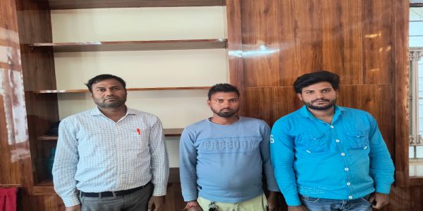 सार्वजनिक निर्माण विभाग का सहायक प्रशासनिक अधिकारी ,चतुर्थ श्रेणी कर्मचारी और कम्प्यूटर ऑपरेटर छह हजार रुपये की रिश्वत लेते गिरफ्तार