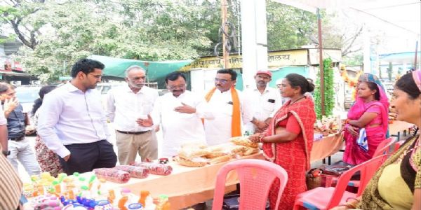 हरदाः कलेक्टर ने स्वसहायता समूहों द्वारा तैयार सजावटी सामग्री के विक्रय स्टॉल का किया अवलोकन