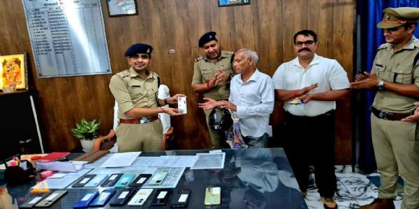 पुलिस ने 8 लाख कीमत के 32 खोए फोन लोगों को लौटाए